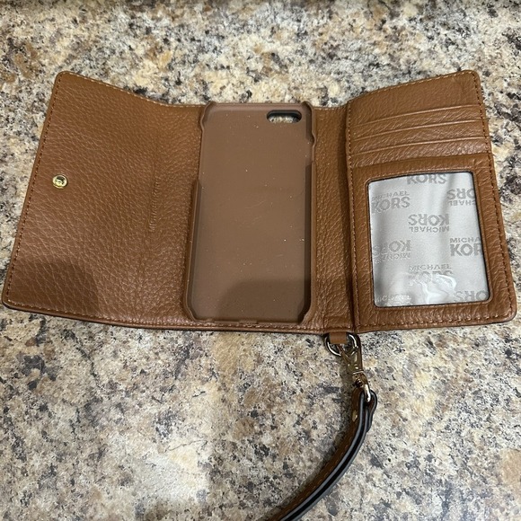 Michael Kors Light Brown Leather Zip Around Wristlet for I-Phone 6 Wallet - Picture 3 of 7